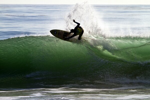 Surf en una gran ola verde