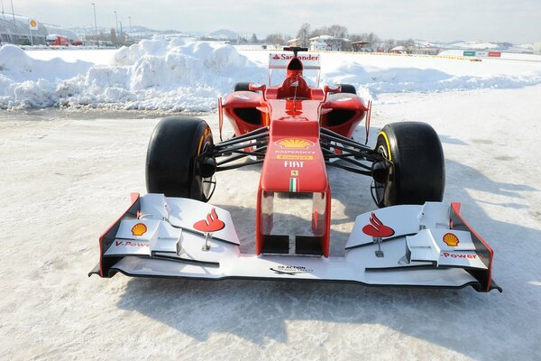 Ferrari F2012, bólido, F1 en invierno en la nieve