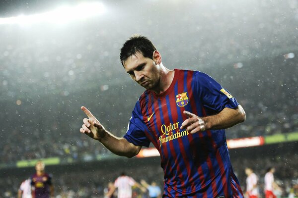 Messi on the pitch in the rain