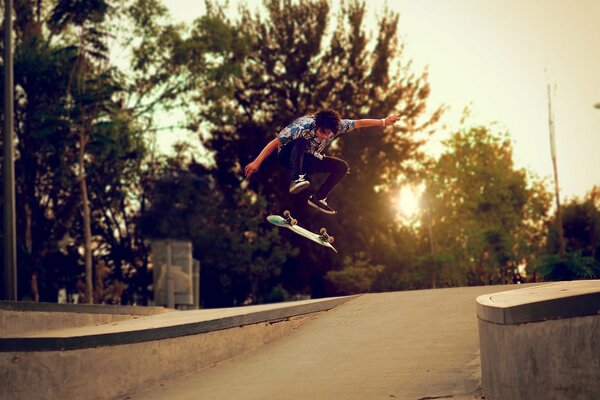 Ein Mann auf einem Skateboard springen