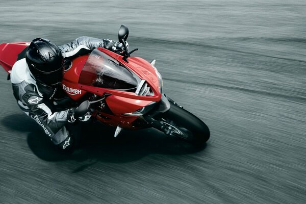 La motocicletta sportiva sulla strada gira