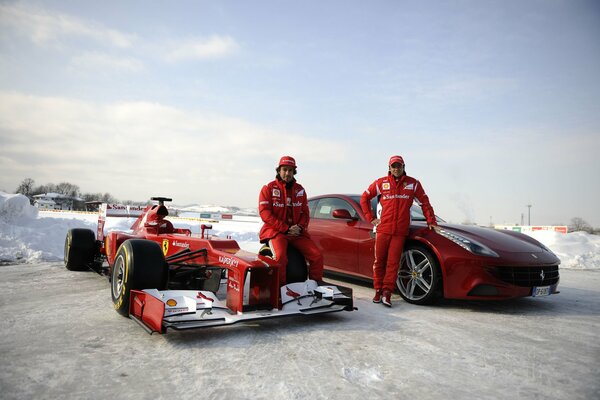 Auto da corsa Ferrari con piloti