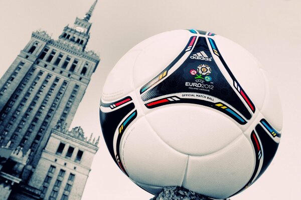 Футбольный мяч в Польше в воздухе рядом с башней
