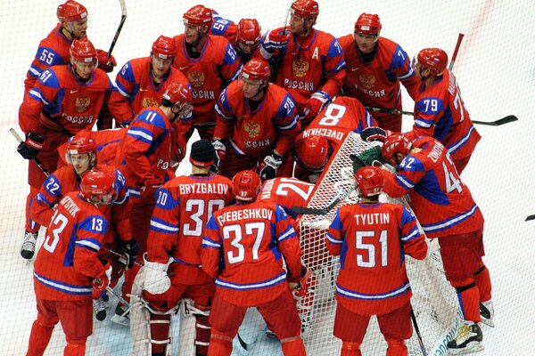 Squadra nazionale di hockey su ghiaccio in uniforme rossa