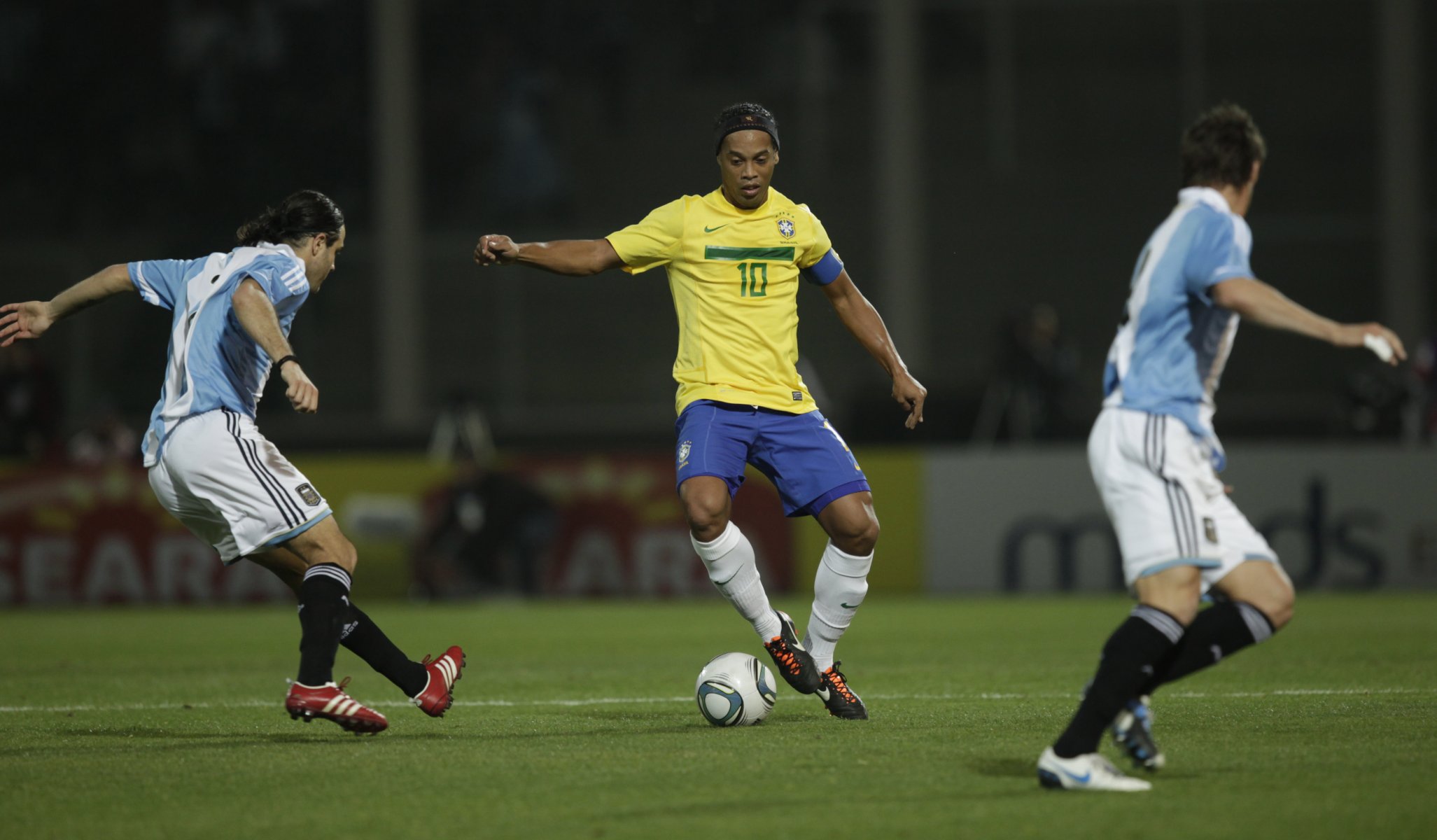 ronaldinho brazil ronaldinyo football football wallpaper