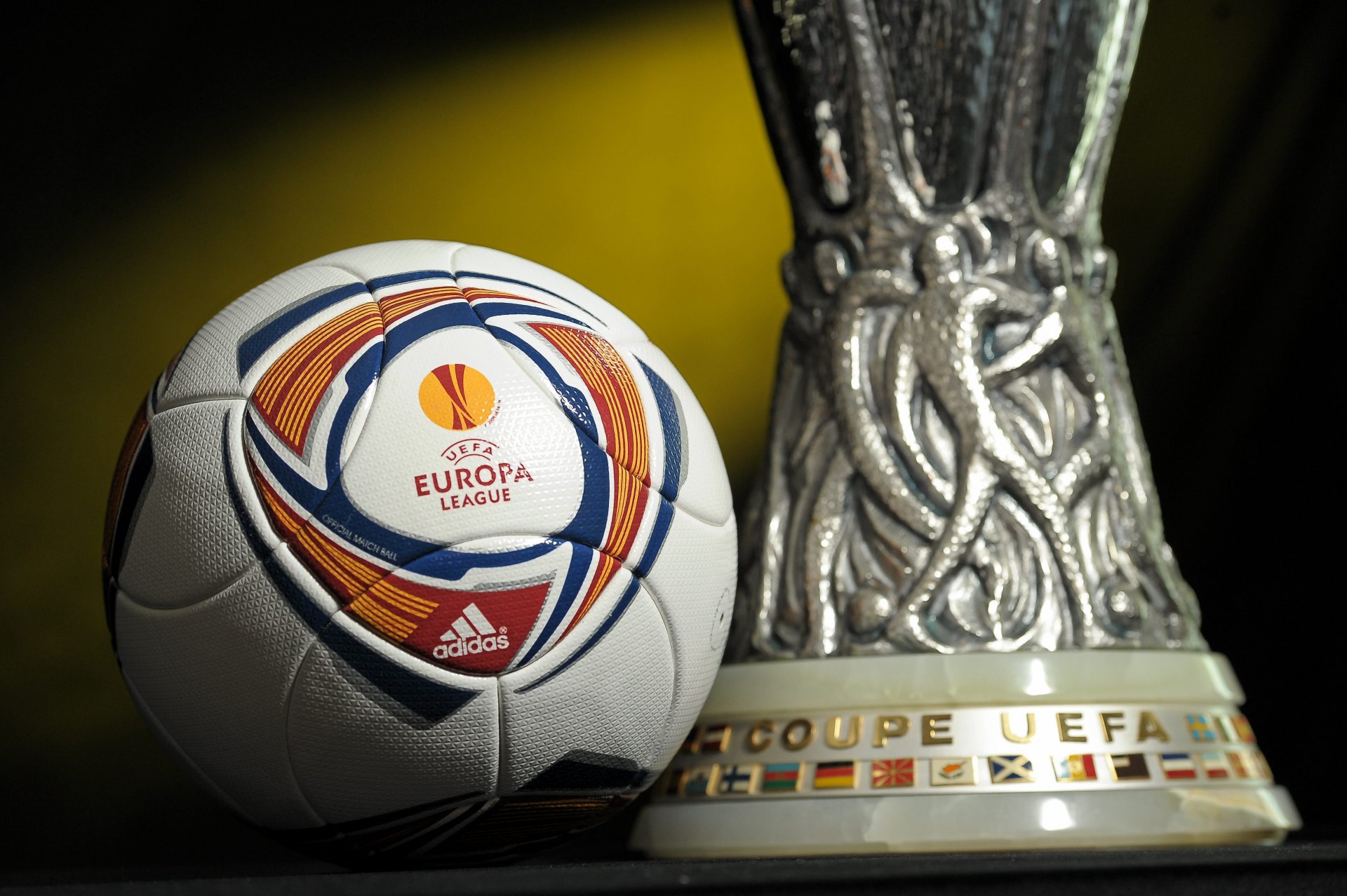 uefa europa league champions league palla coppa trofei