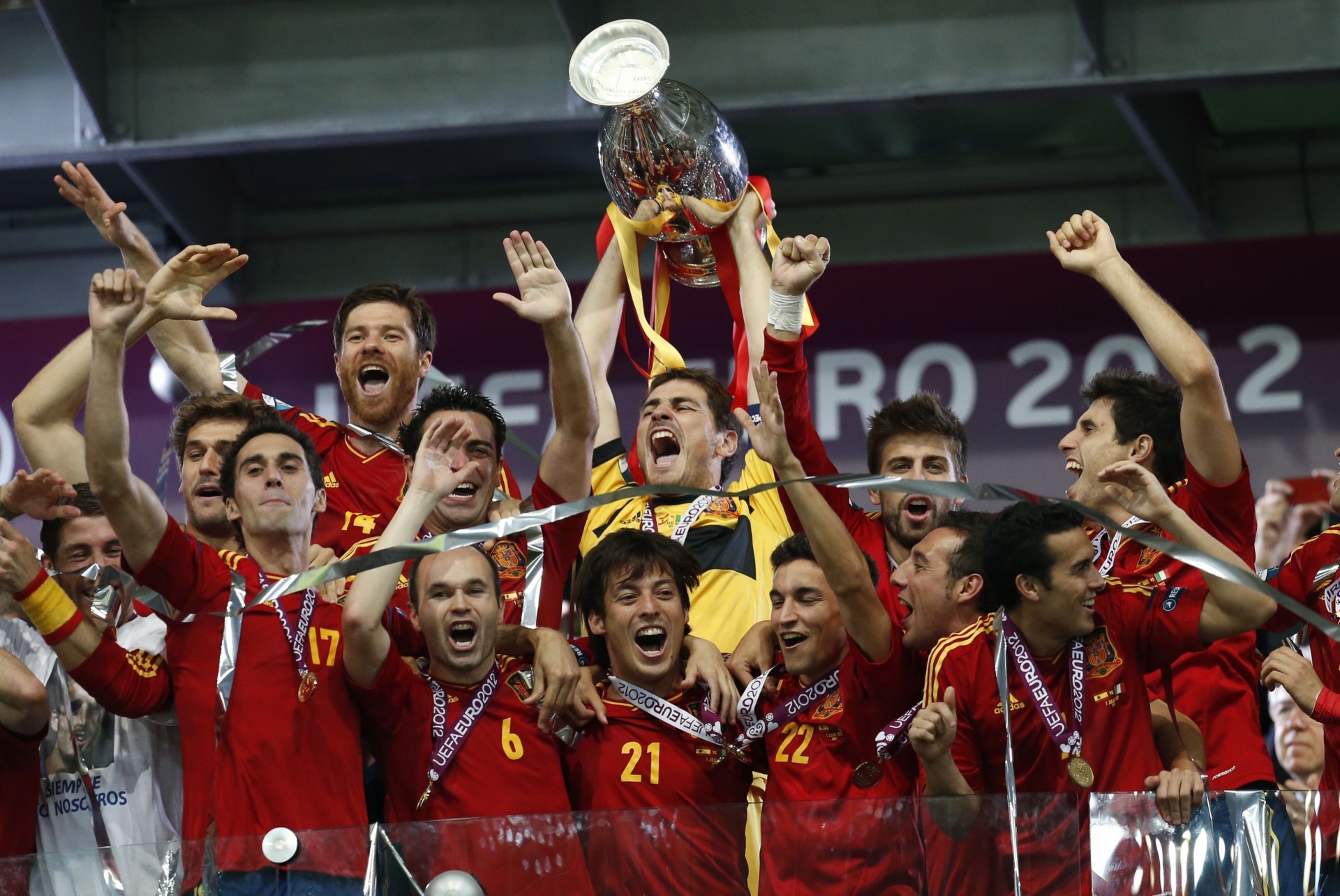 furie roja la iniesta sieg alonso sport meisterschaft fußball euro 2012 champions finale rote furie medaillen tasse champion gold spanien