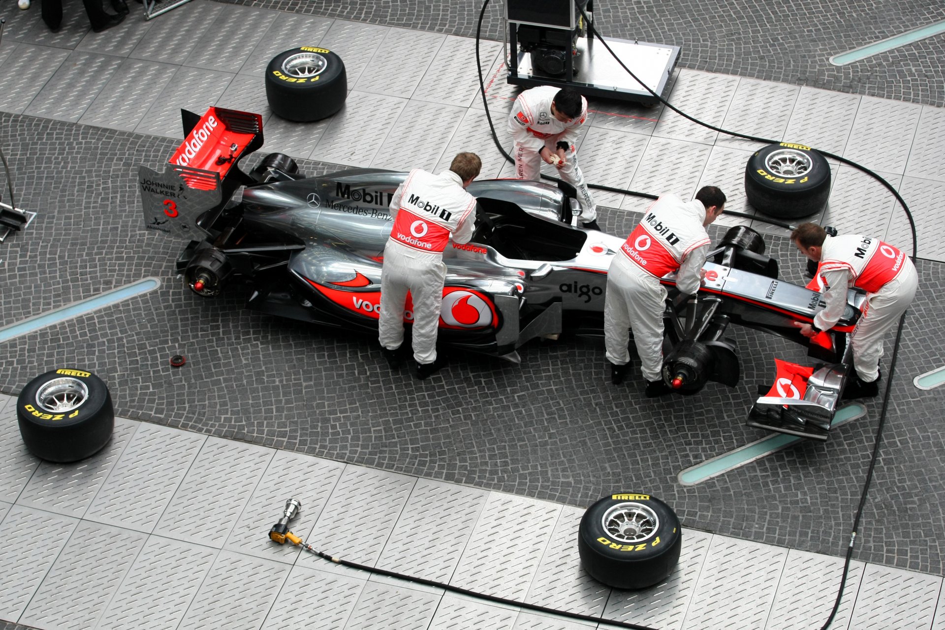 démontage voiture de course mécanique formule 1 formule mclaren