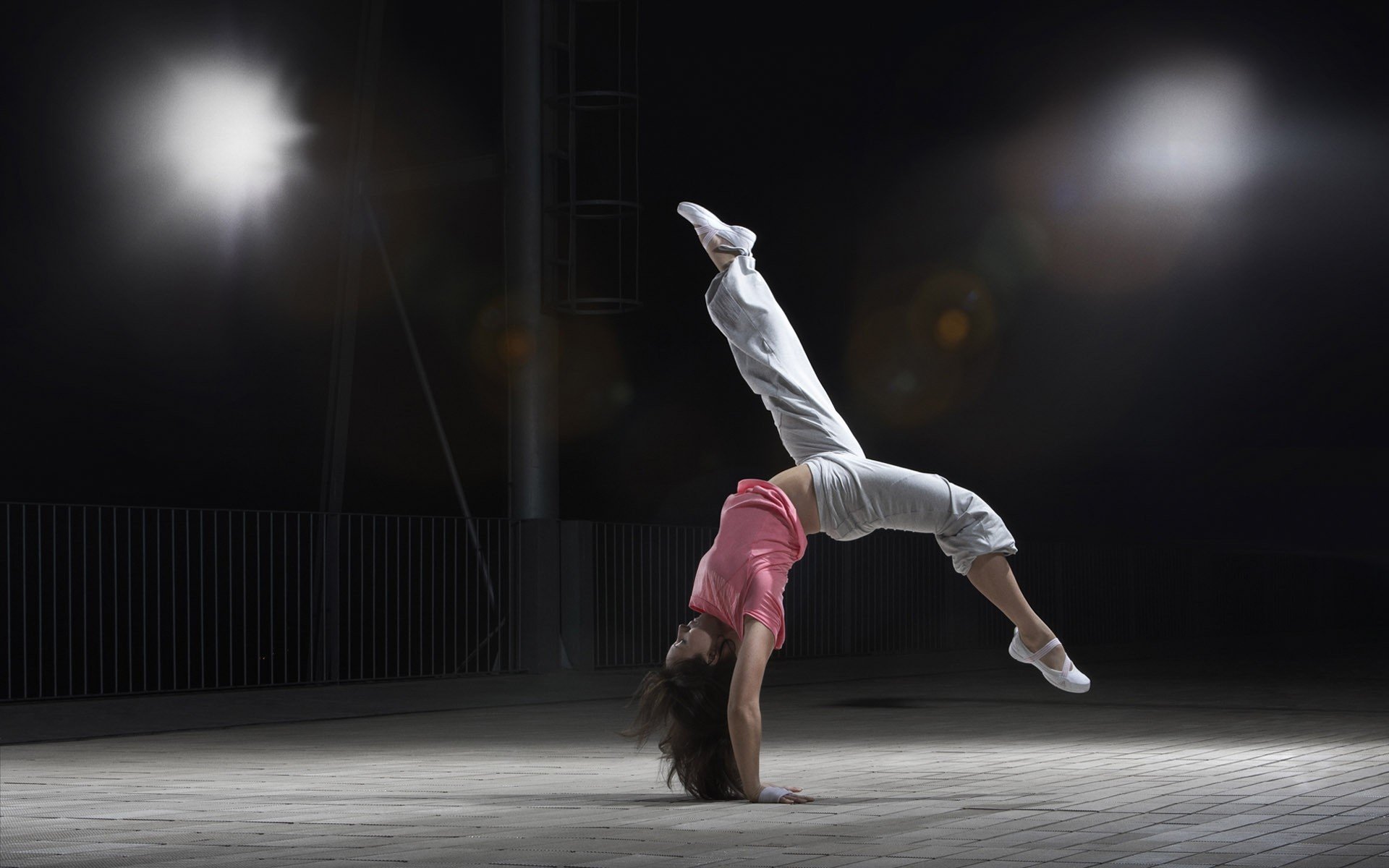 sport movimento danza posa capriole duro flessibilità ragazza bruna palestra sala carta da parati sfondo