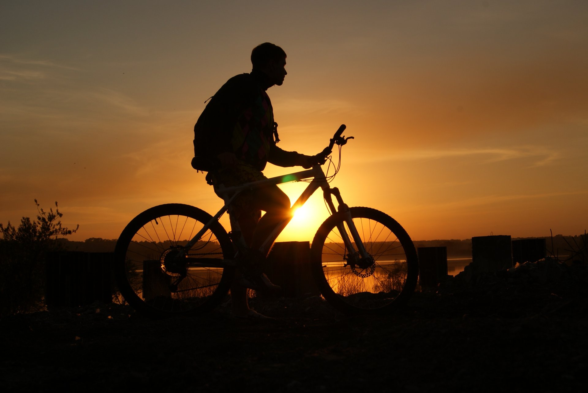 bicicletta tramonto cielo ragazzo