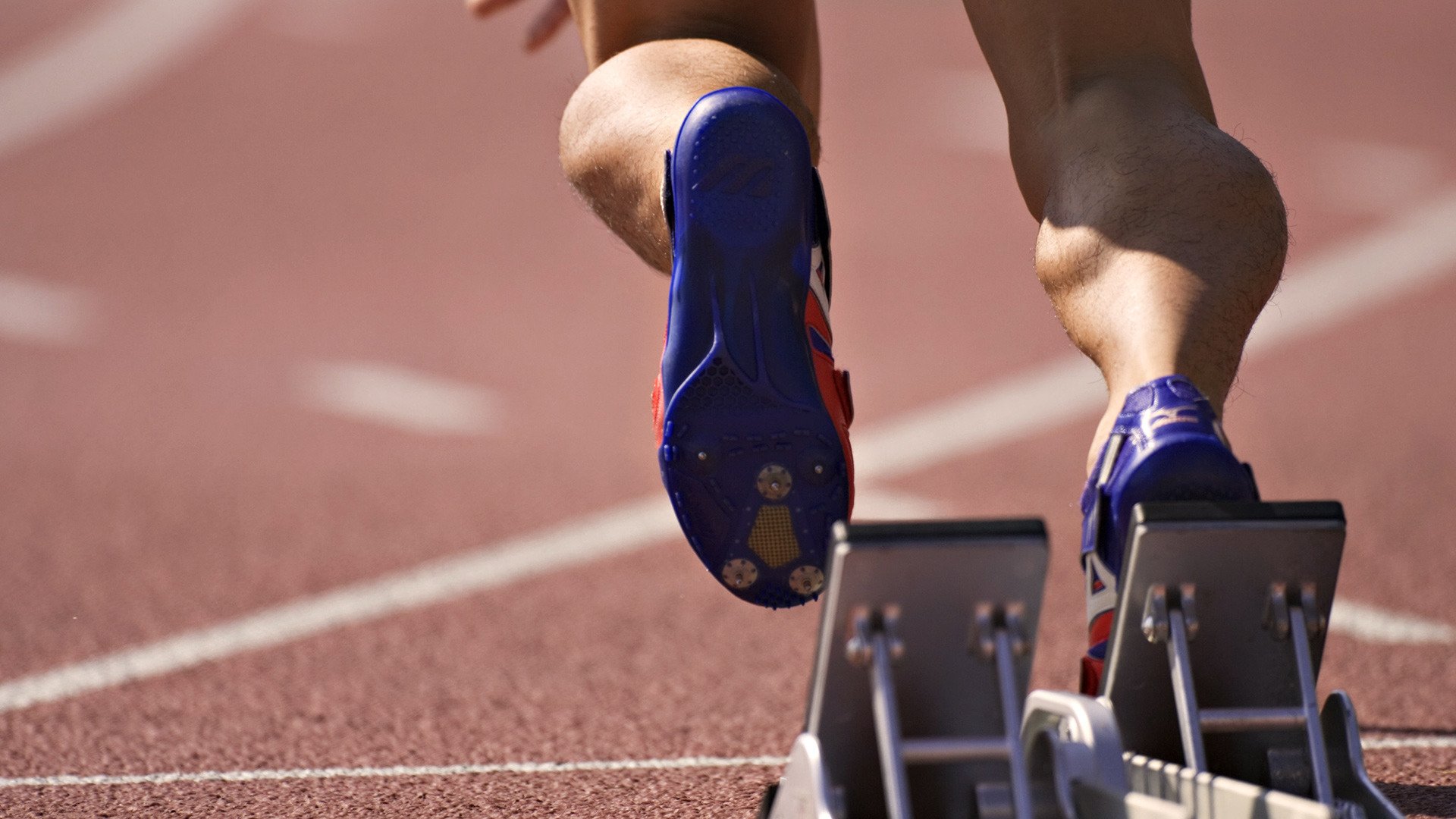 corsa gambe muscoli scarpe da ginnastica stadio pista fermi