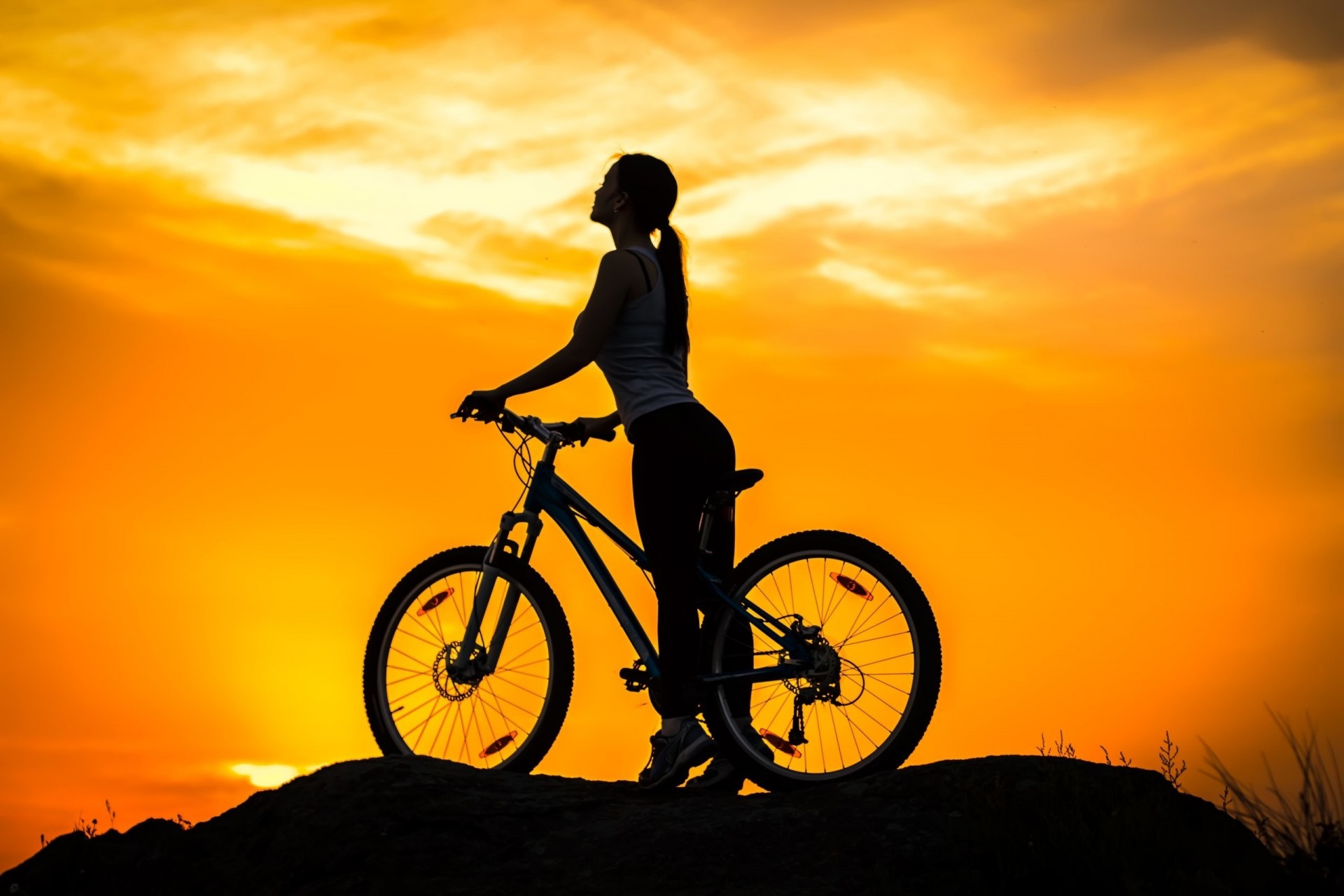 vélo fille coucher de soleil ciel montagne obscurité silhouette sport