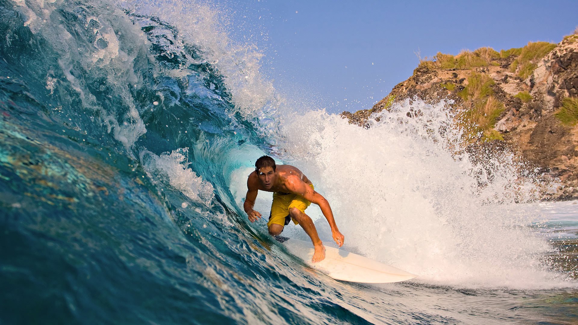 surfing surfer mężczyzna góra trawa ocean fala woda