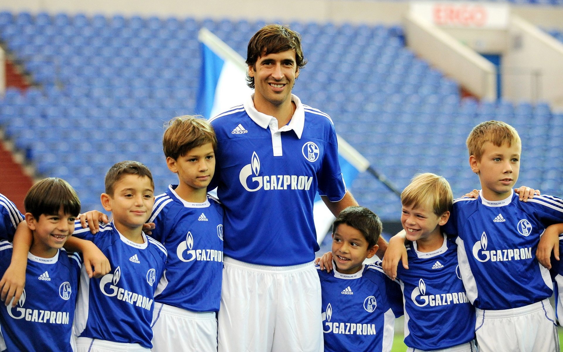 kapitän spanien schalke 04 bundesliga deutschland champions league schalke 04 gegen valencia fußball tapete raul gonzalez blanco schalke 04 real madrid kapitän der nationalmannschaft