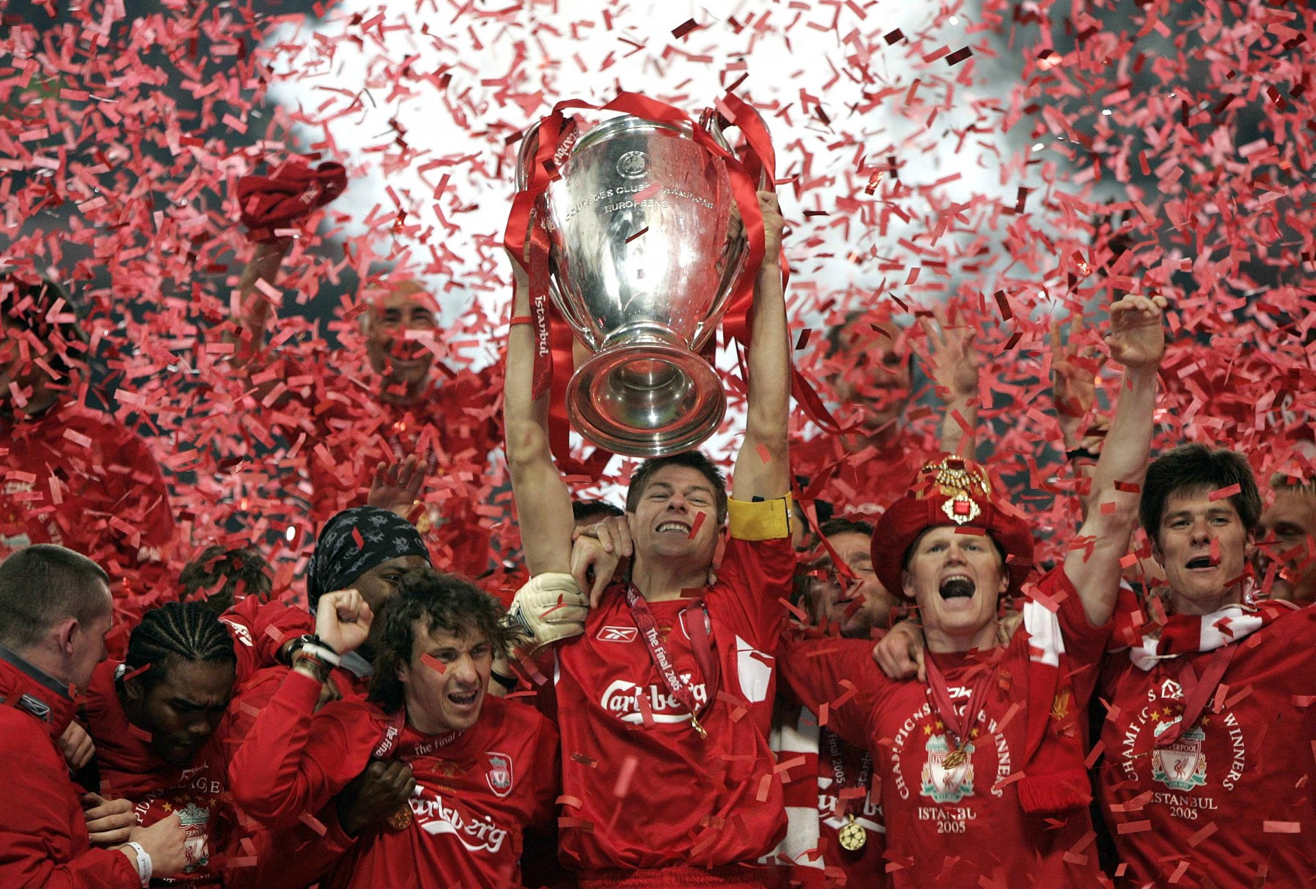 2005 champions league uefa steven gerrard capitano liverpool inghilterra liverpool vs milan italia istanbul turchia coppa sfondi calcio vittoria celebrazione calcio celebrazione campioni