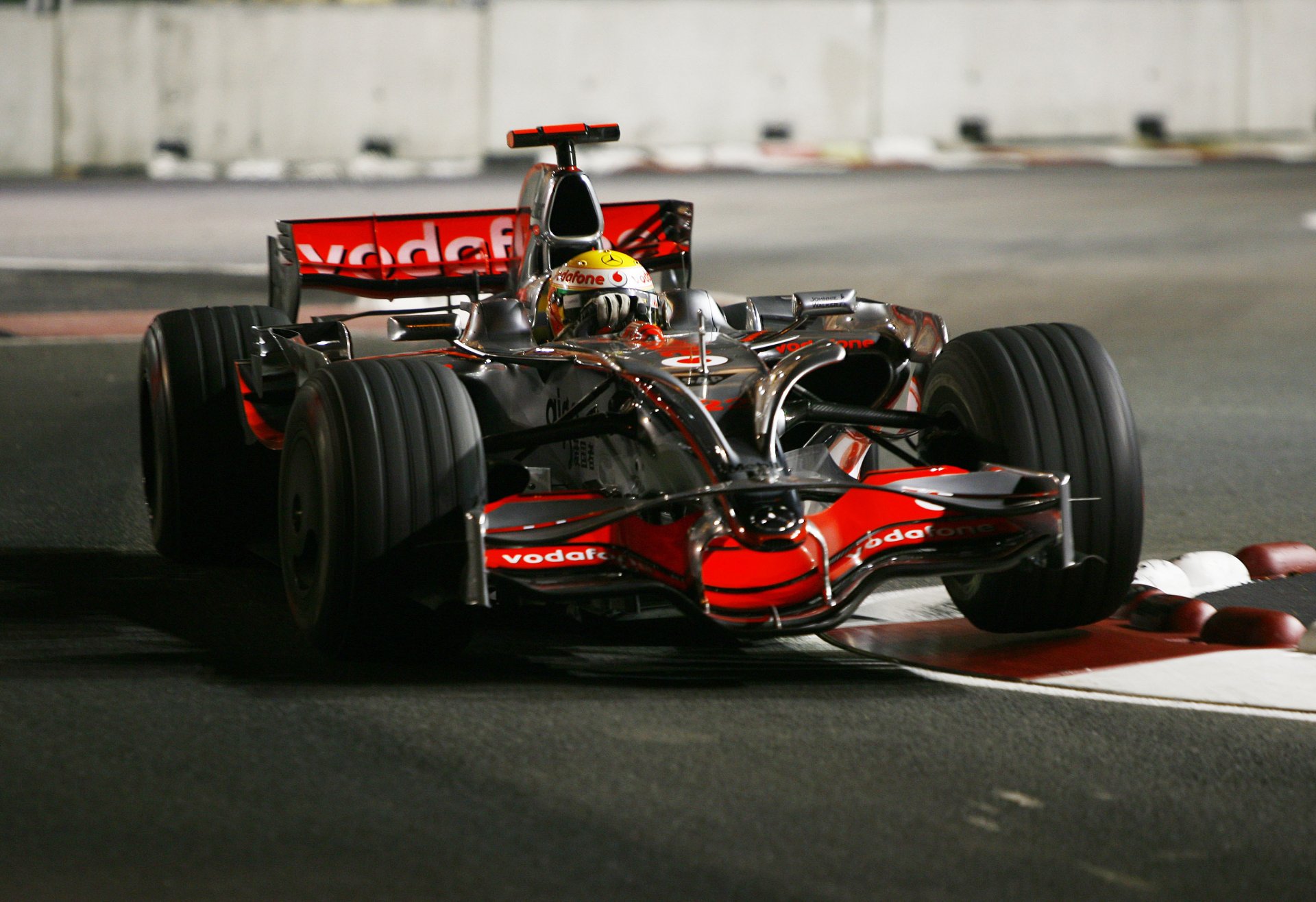 fórmula fórmula uno f1 singapur gp 2008 mclaren mp4-23 lewis hamilton fórmula 1 f1 singapur mclaren lewis hamilton piloto pista noche