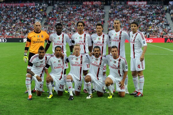 Un equipo de futbolistas en el estadio posa para una foto