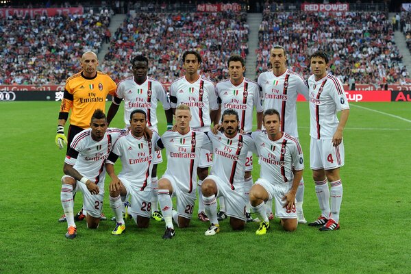 Squadra di calciatori allo stadio in posa per una foto