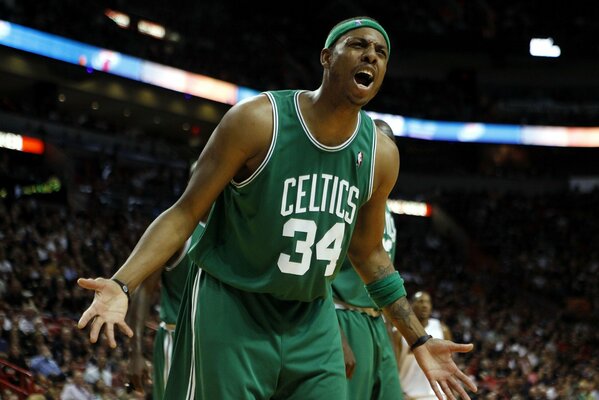 Paul Pierce indignato a una partita di basket