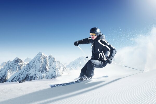 Skieur sur fond de montagnes enneigées