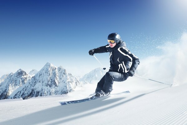 Лыжник на фоне снежных гор