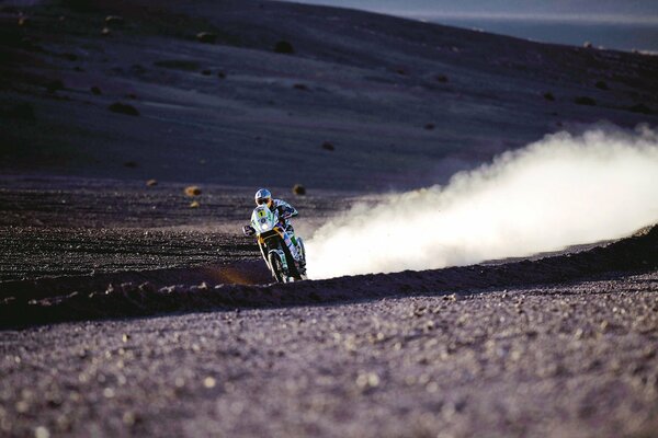 Motocyklista podnosi słup pyłu