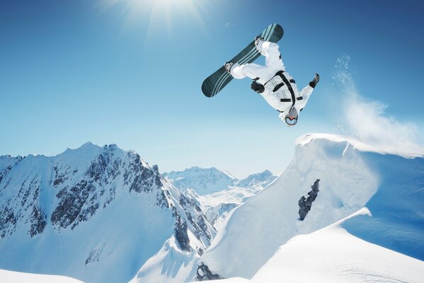 Snowboarder effectue un saut avec un coup d état