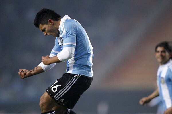 Jugadores del equipo de fútbol argentino en el campo