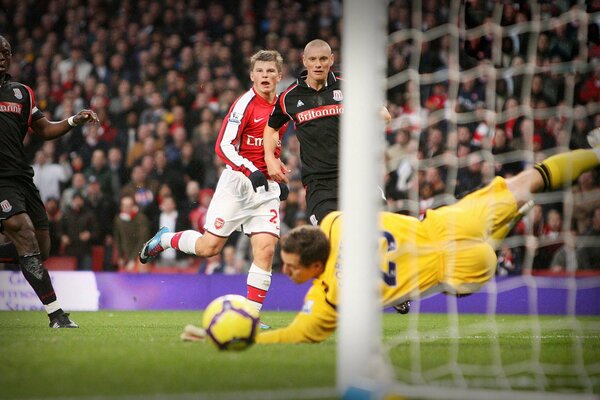 El futbolista Arshavin en un juego para el Arsenal