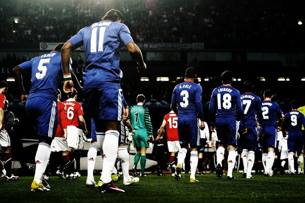 Foto delle squadre di Chelsea e Manchester United in una partita di calcio