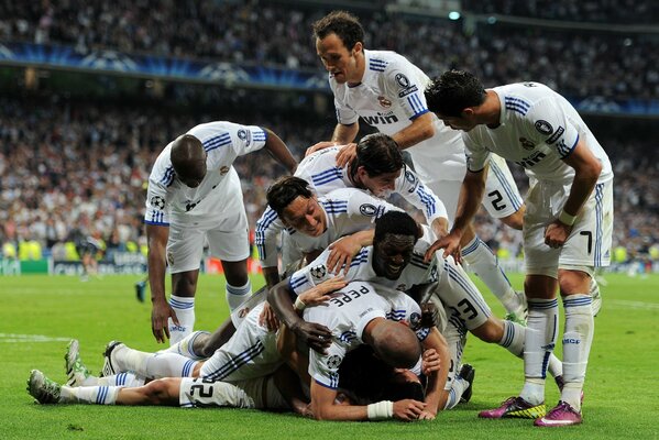 Das Team von Real Madrid auf dem Fußballplatz