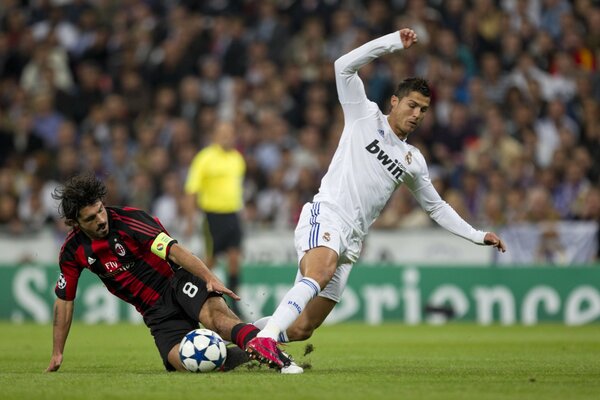 Ronaldo mentre gioca a calcio