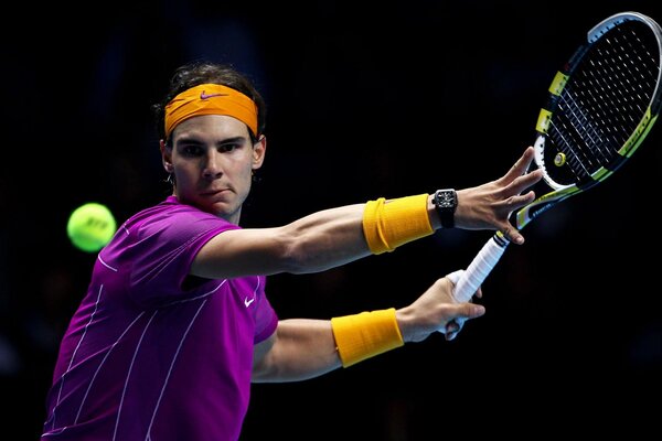 Giocatore di tennis Nadal durante il lancio