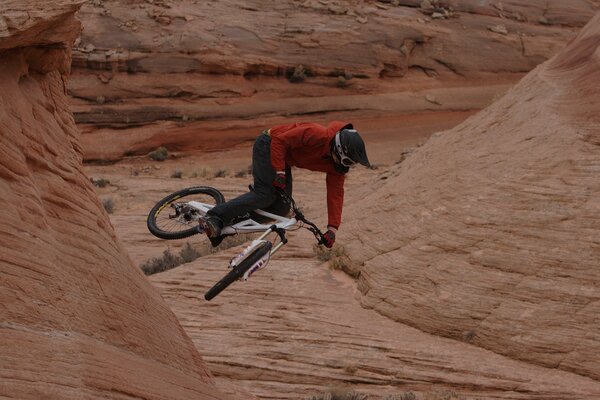 Extrema en bicicleta entre las rocas