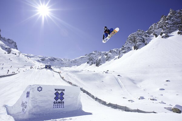 Snowboardzista w locie na śnieżnym zjeździe