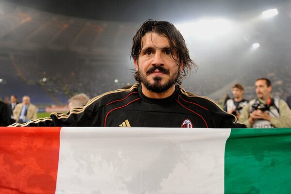 Furioso Gattuso sostiene la bandera