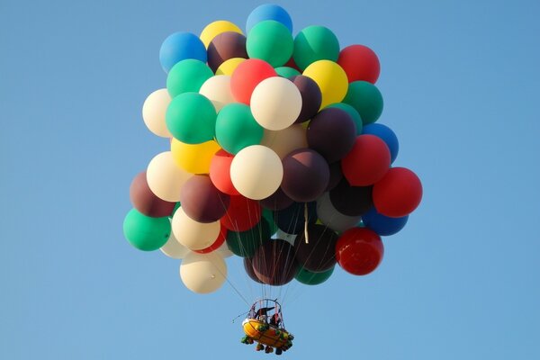 Persone con palloncini nel cielo