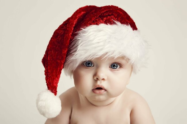 Nouvel an vacances Nouvel an et Noël, enfant heureux avec de grands yeux bleus