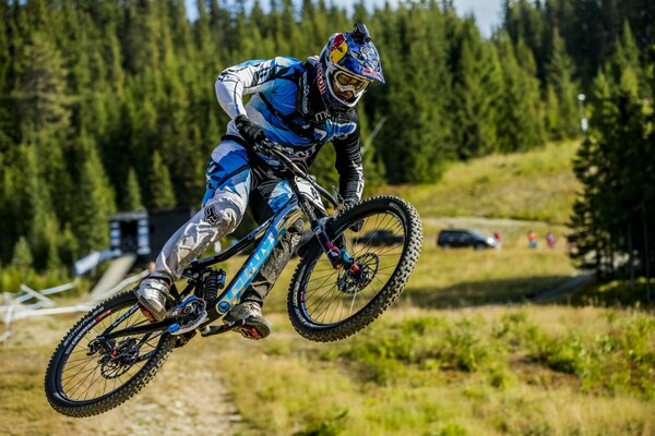 Saut sur un vélo de sport pendant la course