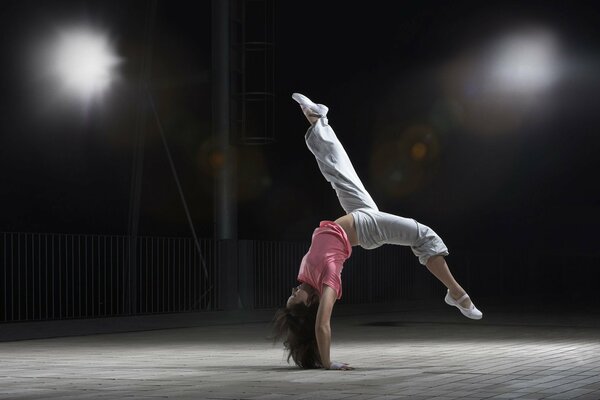 Flexible fille dans la danse sportive