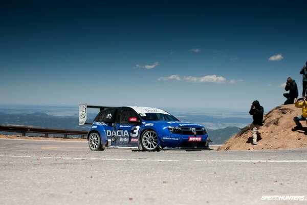 Coche de carreras en la montaña