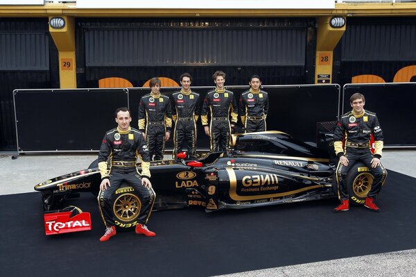 Presentación de Renault Lotus y Petrov en la fórmula 1