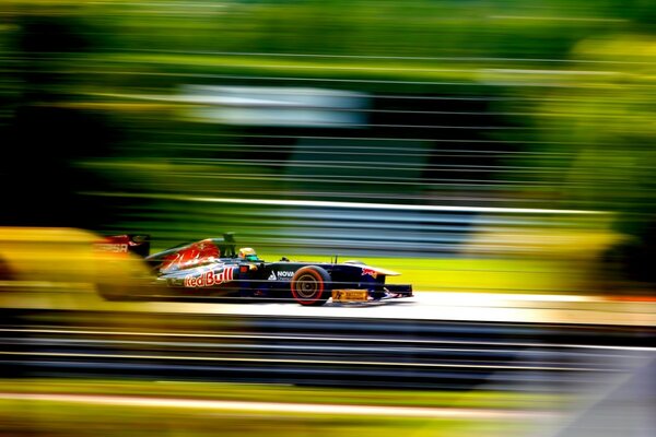 Bolide. Formula F1. Sfondo sfocato. Velocità