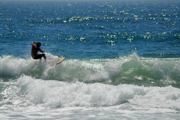 Surfista conquista olas furiosas