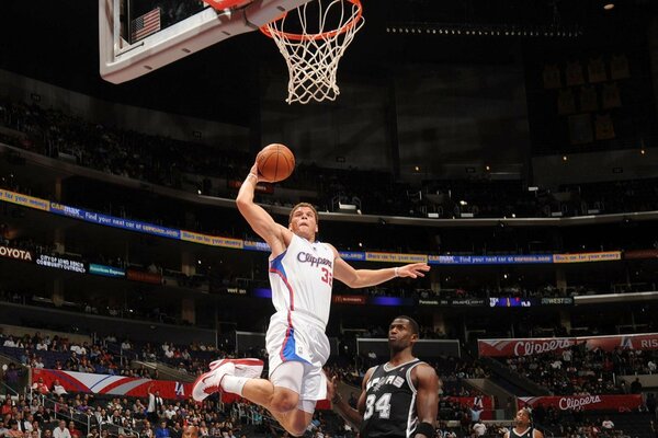 El jugador de baloncesto Blake Griffin en el salto del anillo