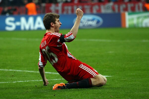 Feliz futbolista del Bayern en el campo