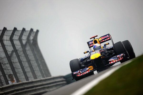 Rennwagen auf der Formel-1-Strecke.