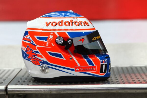 Casque de pilote de formule 1 en rouge et bleu