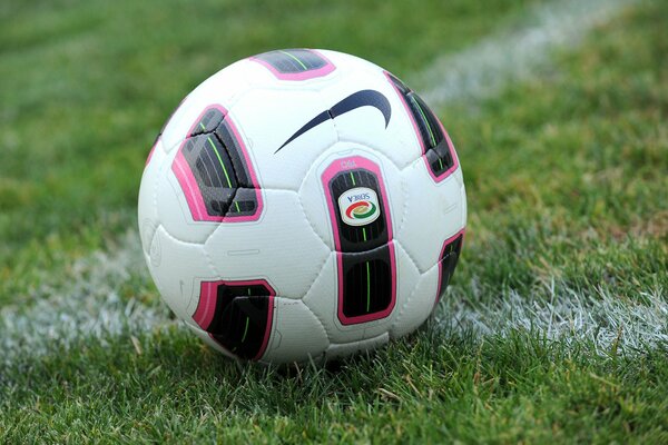 Ballon de football sur l herbe