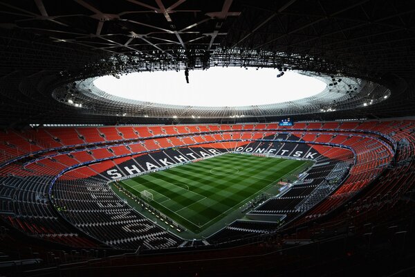 Un campo de fútbol en Donetsk sin espectadores